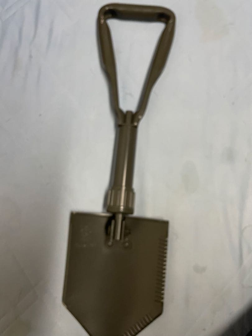 折りたたみ式カーキシャベルと迷彩ケース